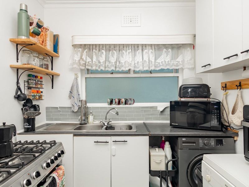 Lock up and go 2 Bed apartment in the heart of Fish Hoek - Photo 6