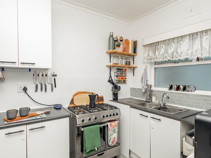 Lock up and go 2 Bed apartment in the heart of Fish Hoek - Photo 5