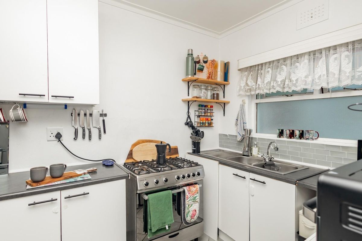 Lock up and go 2 Bed apartment in the heart of Fish Hoek - Photo 5