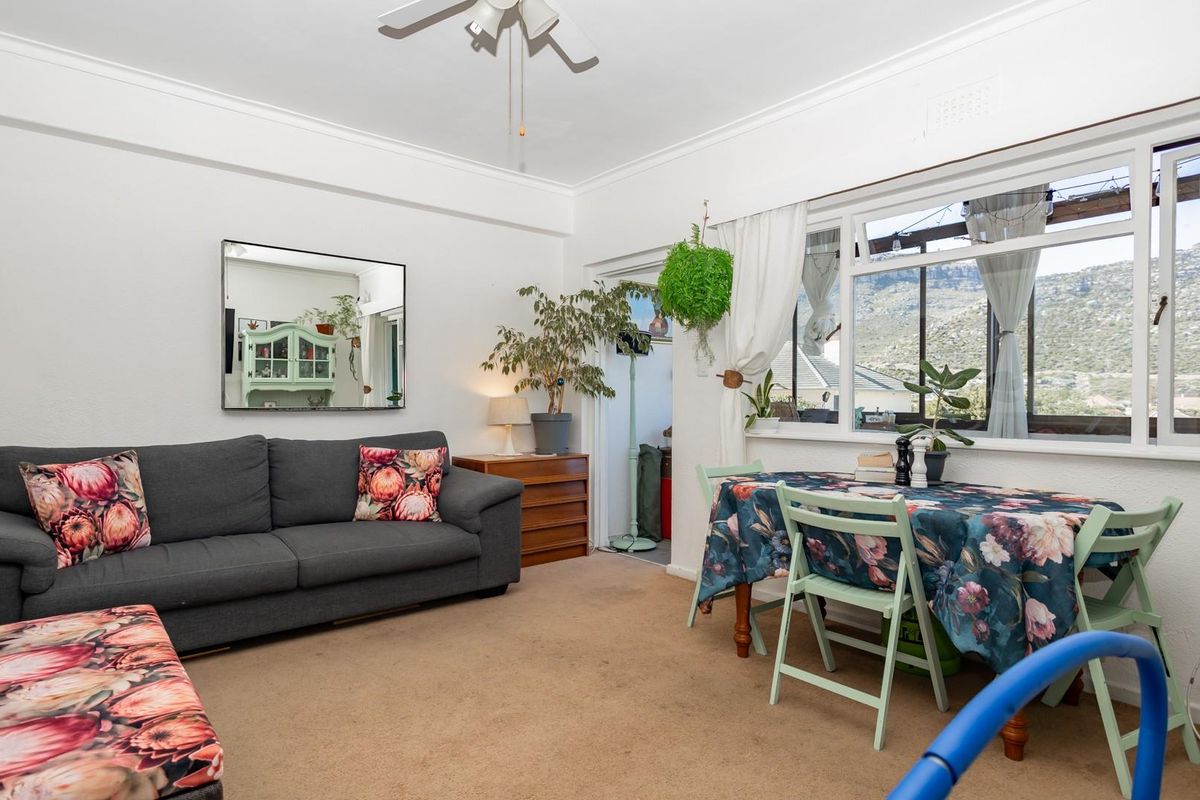 Lock up and go 2 Bed apartment in the heart of Fish Hoek - Photo 3