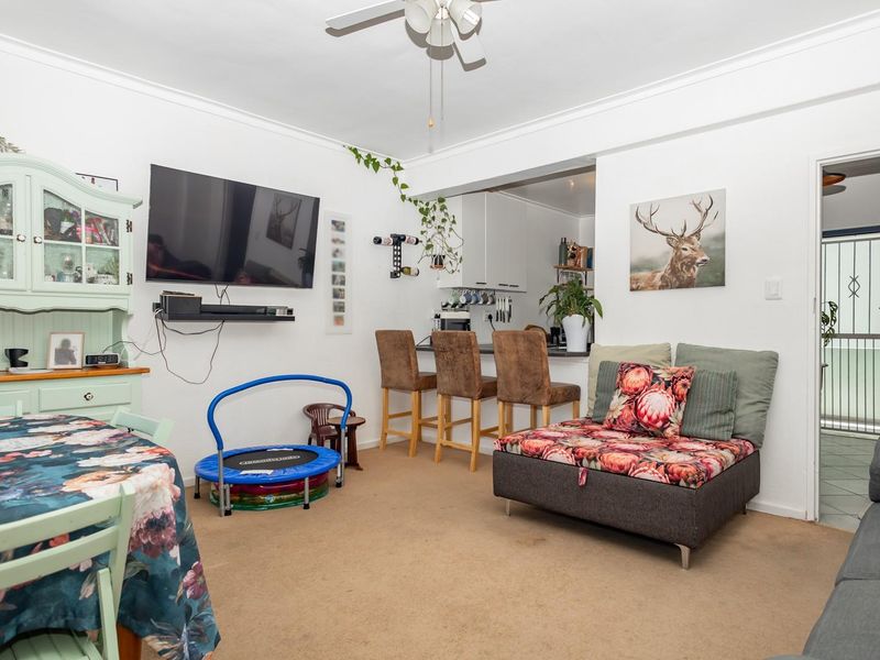 Lock up and go 2 Bed apartment in the heart of Fish Hoek - Photo 4