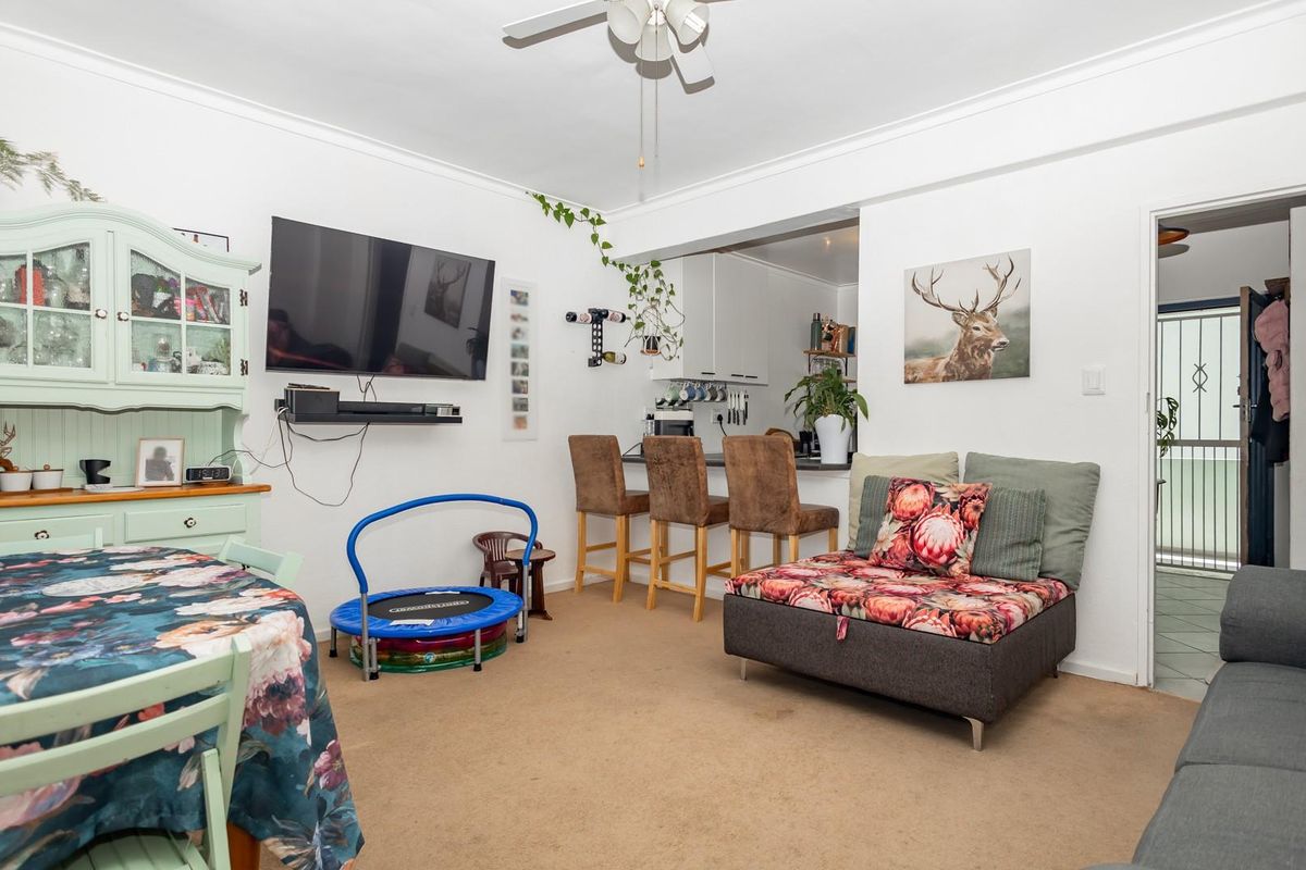 Lock up and go 2 Bed apartment in the heart of Fish Hoek - Photo 4