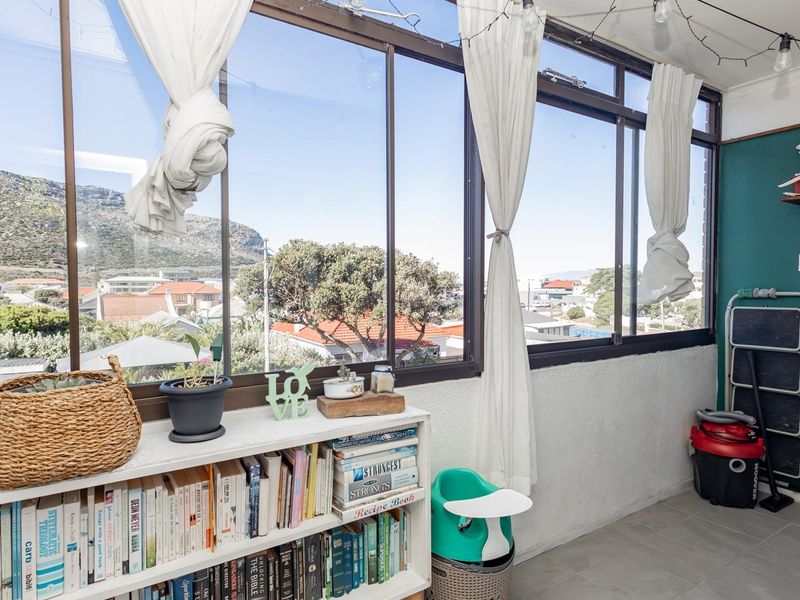 Lock up and go 2 Bed apartment in the heart of Fish Hoek - Photo 2