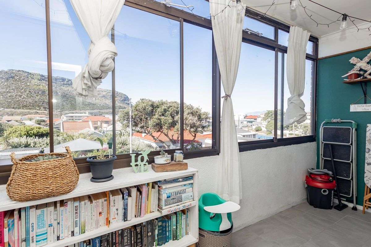 Lock up and go 2 Bed apartment in the heart of Fish Hoek - Photo 2