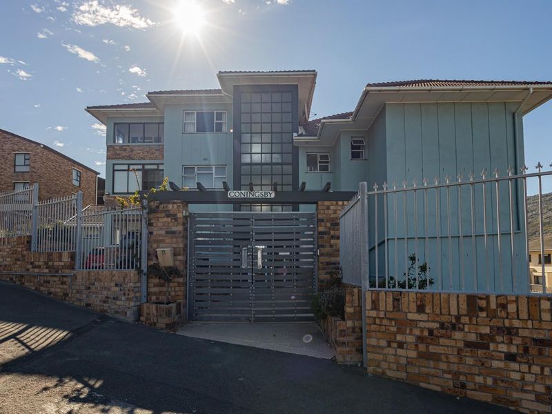 Lock up and go 2 Bed apartment in the heart of Fish Hoek - Photo 1