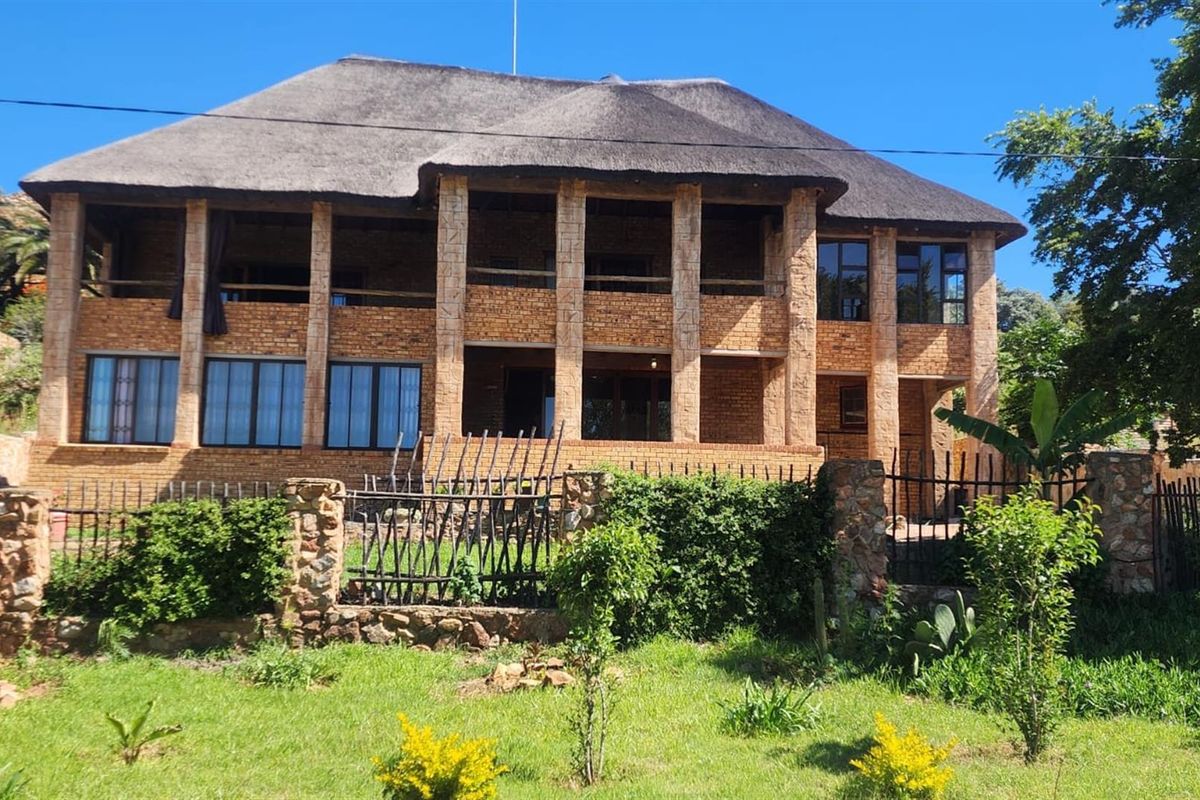 House with River View For Sale in Vaaloewer, Vanderbijlpark - Photo 2