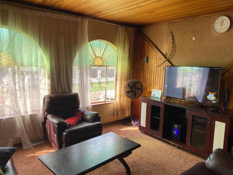 8 Bedroom House For Sale - Photo 9