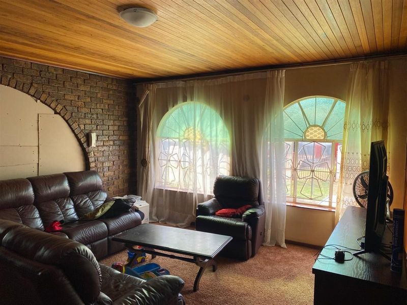 8 Bedroom House For Sale - Photo 4