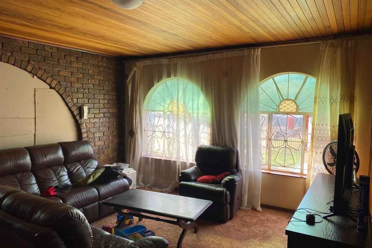 8 Bedroom House For Sale - Photo 4