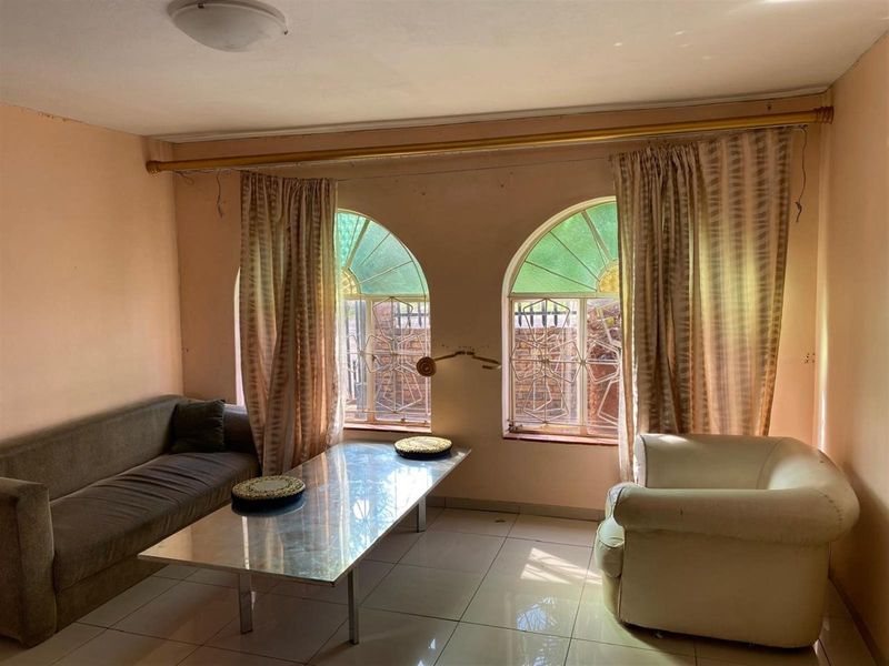 8 Bedroom House For Sale - Photo 2