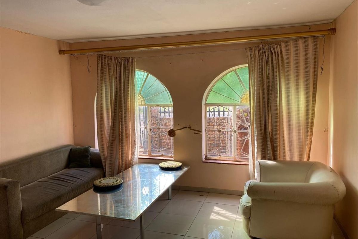 8 Bedroom House For Sale - Photo 2