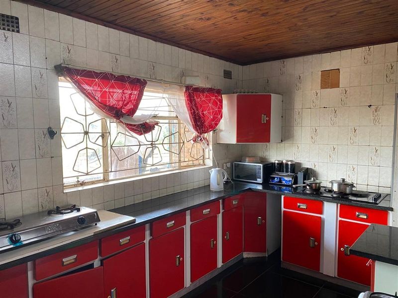 8 Bedroom House For Sale - Photo 6