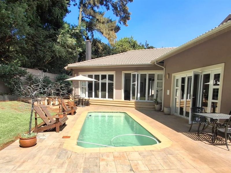 A FAMILY OASIS NESTLED IN PRISTINE BEDFORDVIEW - Photo 2