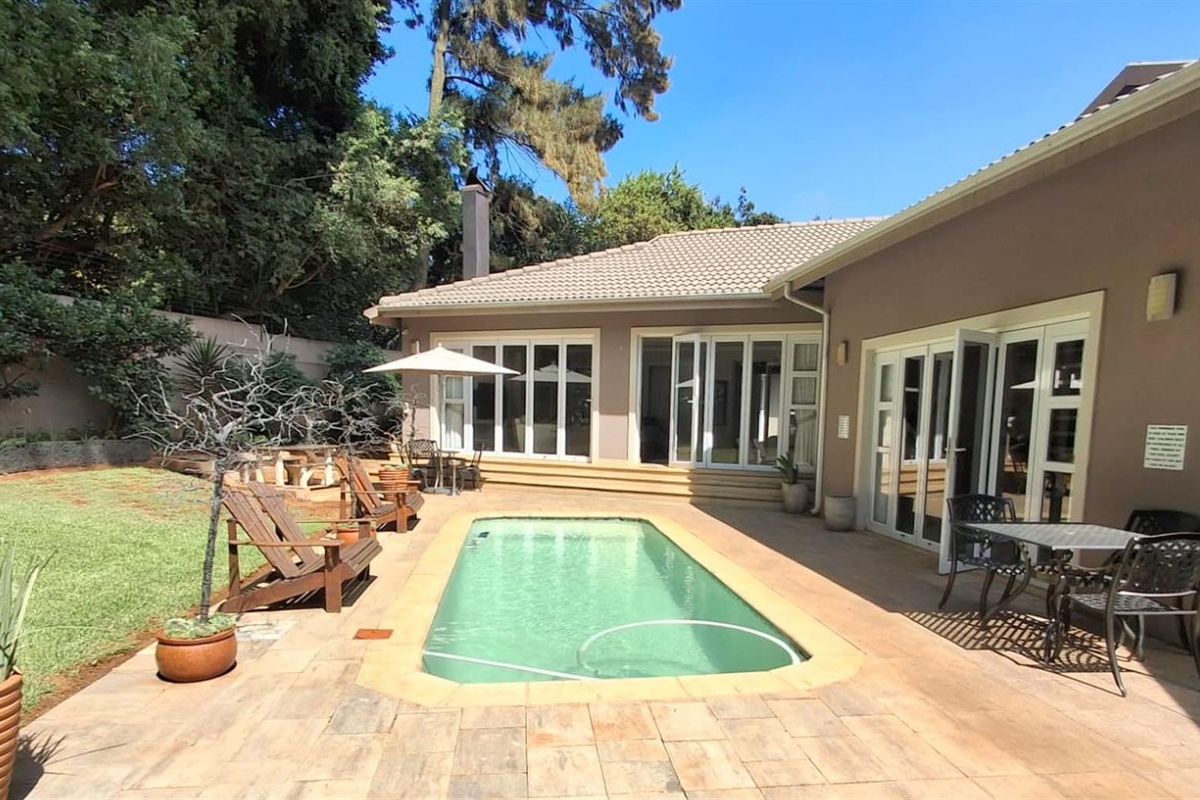 A FAMILY OASIS NESTLED IN PRISTINE BEDFORDVIEW - Photo 2