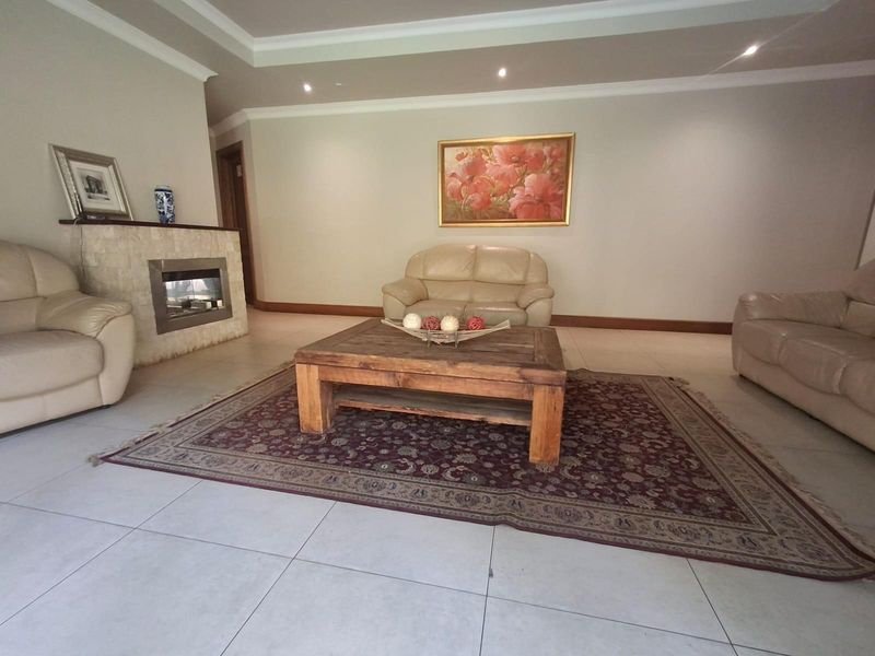 A FAMILY OASIS NESTLED IN PRISTINE BEDFORDVIEW - Photo 10