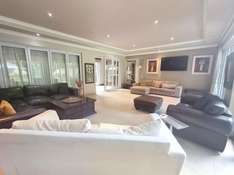 A FAMILY OASIS NESTLED IN PRISTINE BEDFORDVIEW - Photo 8