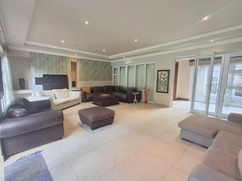 A FAMILY OASIS NESTLED IN PRISTINE BEDFORDVIEW - Photo 7