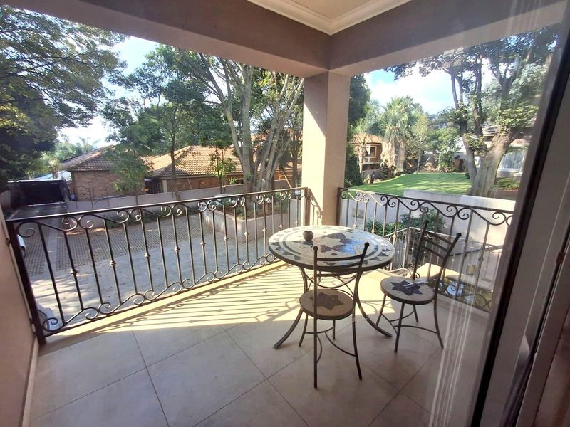 A FAMILY OASIS NESTLED IN PRISTINE BEDFORDVIEW - Photo 6