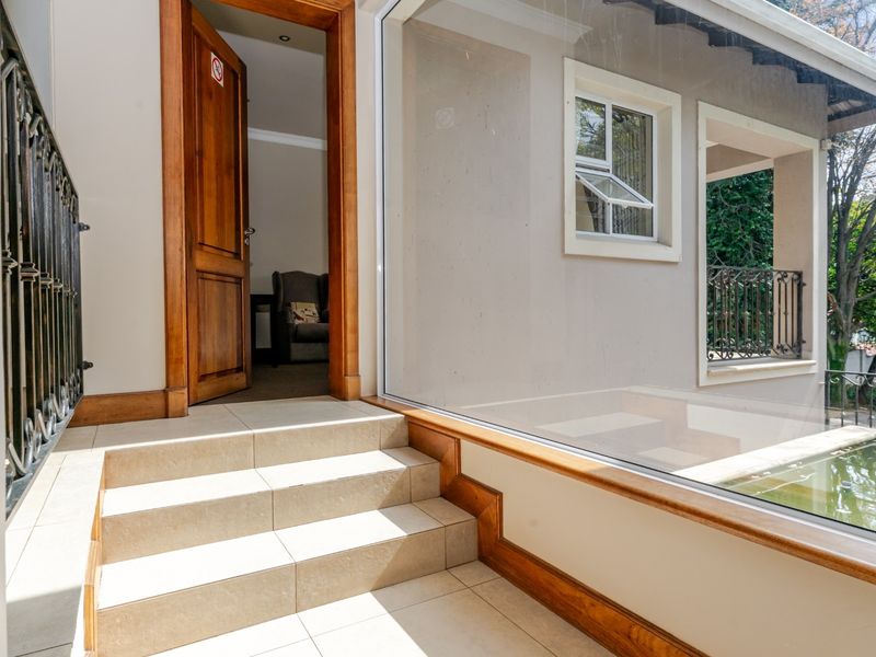 A FAMILY OASIS NESTLED IN PRISTINE BEDFORDVIEW - Photo 5