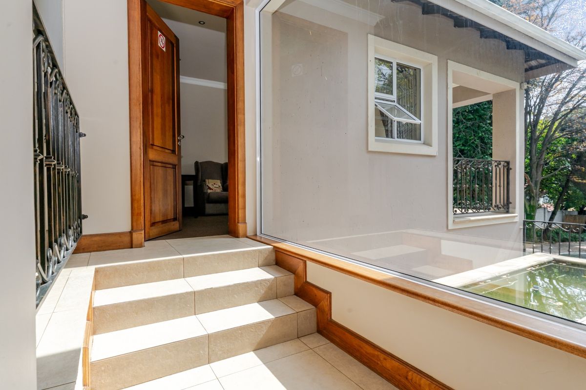 A FAMILY OASIS NESTLED IN PRISTINE BEDFORDVIEW - Photo 5