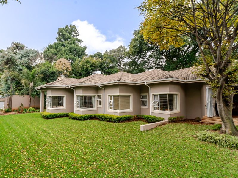 A FAMILY OASIS NESTLED IN PRISTINE BEDFORDVIEW - Photo 1