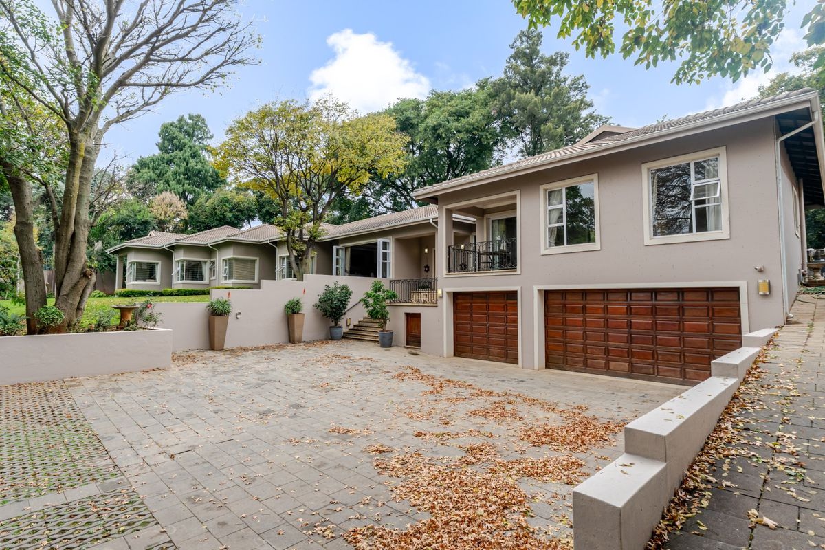 A FAMILY OASIS NESTLED IN PRISTINE BEDFORDVIEW - Photo 2