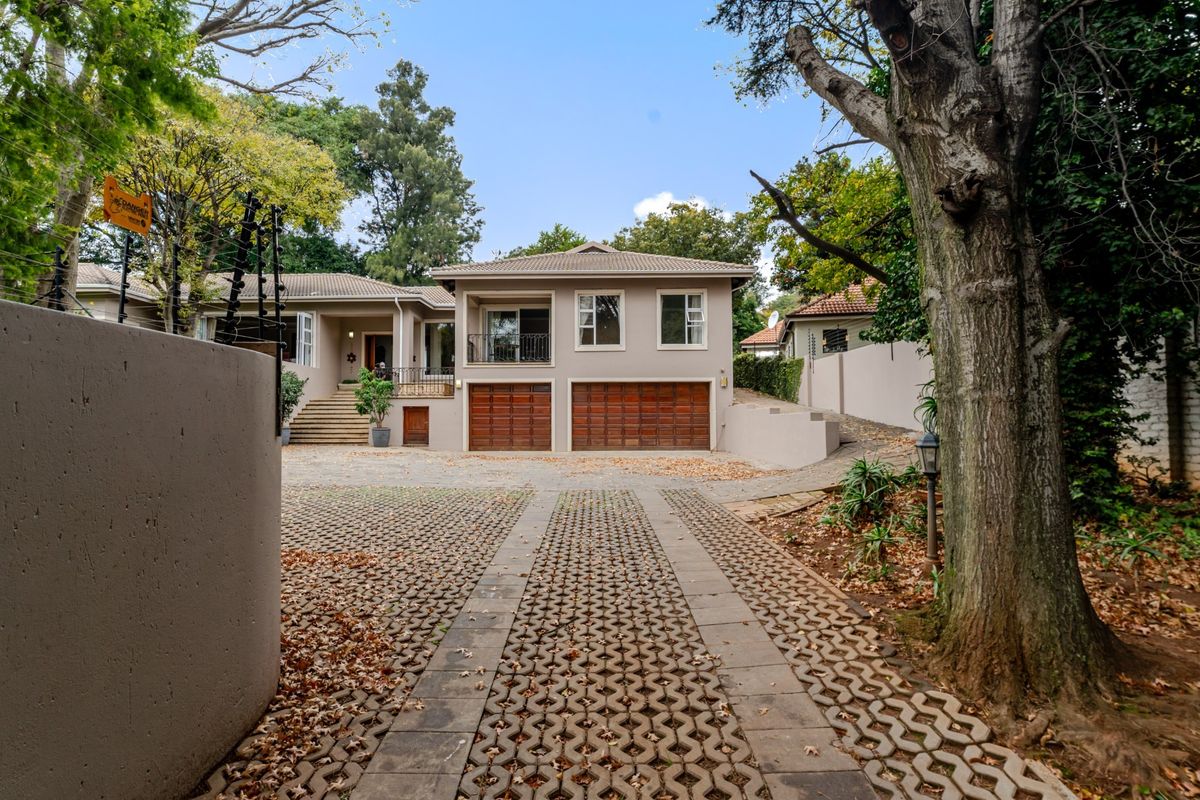 A FAMILY OASIS NESTLED IN PRISTINE BEDFORDVIEW - Photo 3