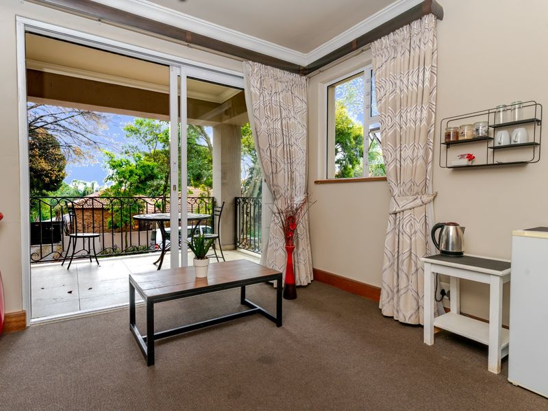 A FAMILY OASIS NESTLED IN PRISTINE BEDFORDVIEW - Photo 9