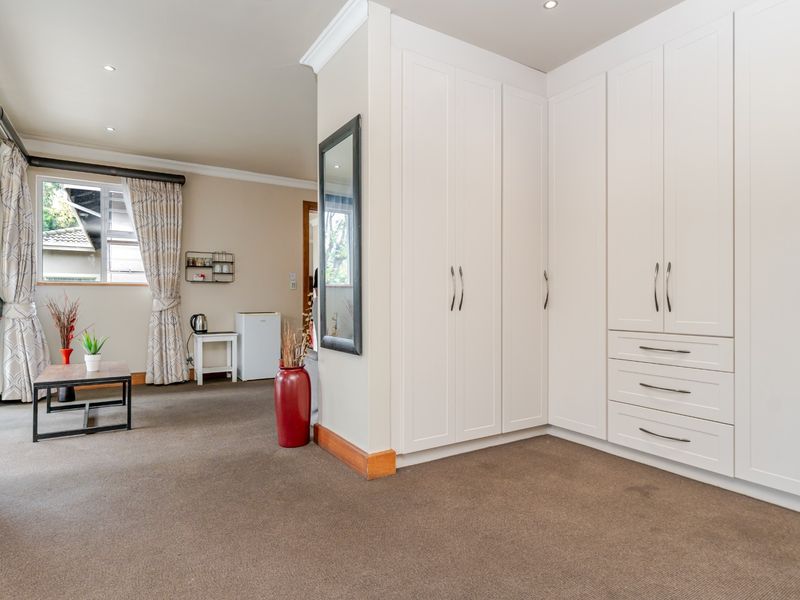 A FAMILY OASIS NESTLED IN PRISTINE BEDFORDVIEW - Photo 8