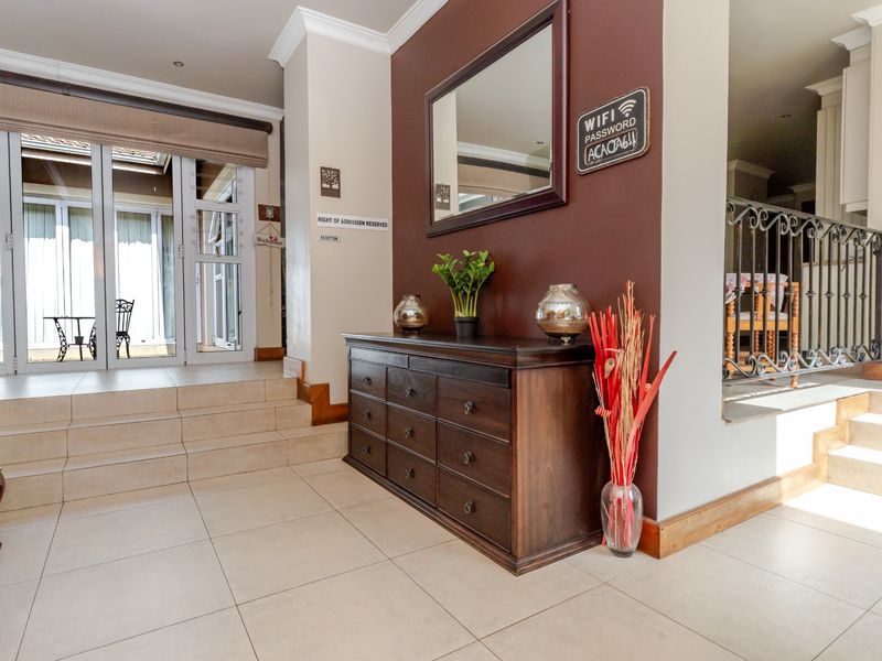 A FAMILY OASIS NESTLED IN PRISTINE BEDFORDVIEW - Photo 6