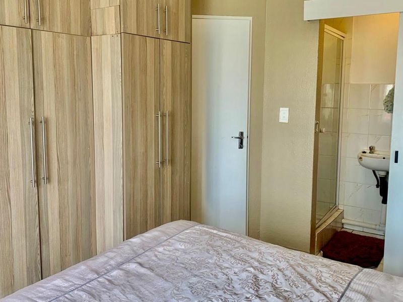 Modern 3 Bedroom Upstairs Townhouse in Ormonde - Photo 7