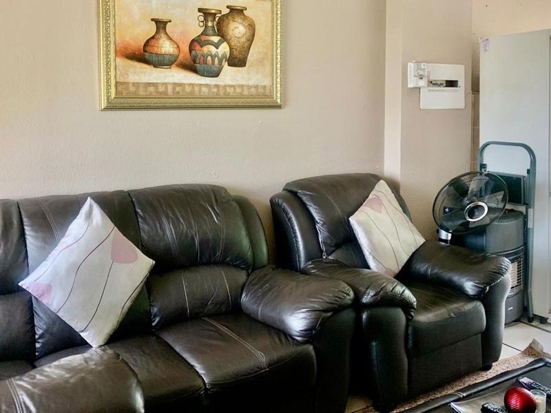 Modern 3 Bedroom Upstairs Townhouse in Ormonde - Photo 6