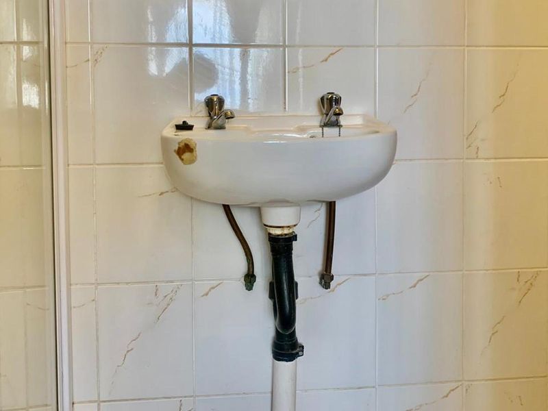 Modern 3 Bedroom Upstairs Townhouse in Ormonde - Photo 9