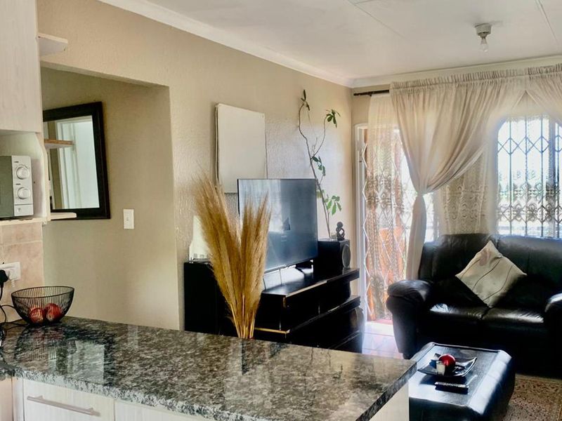 Modern 3 Bedroom Upstairs Townhouse in Ormonde - Photo 5