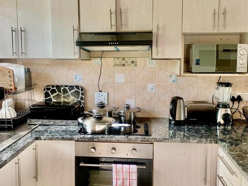 Modern 3 Bedroom Upstairs Townhouse in Ormonde - Photo 3