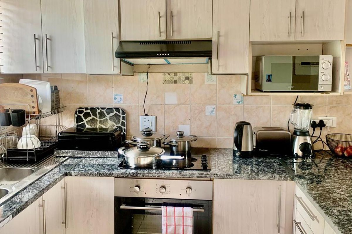 Modern 3 Bedroom Upstairs Townhouse in Ormonde - Photo 3