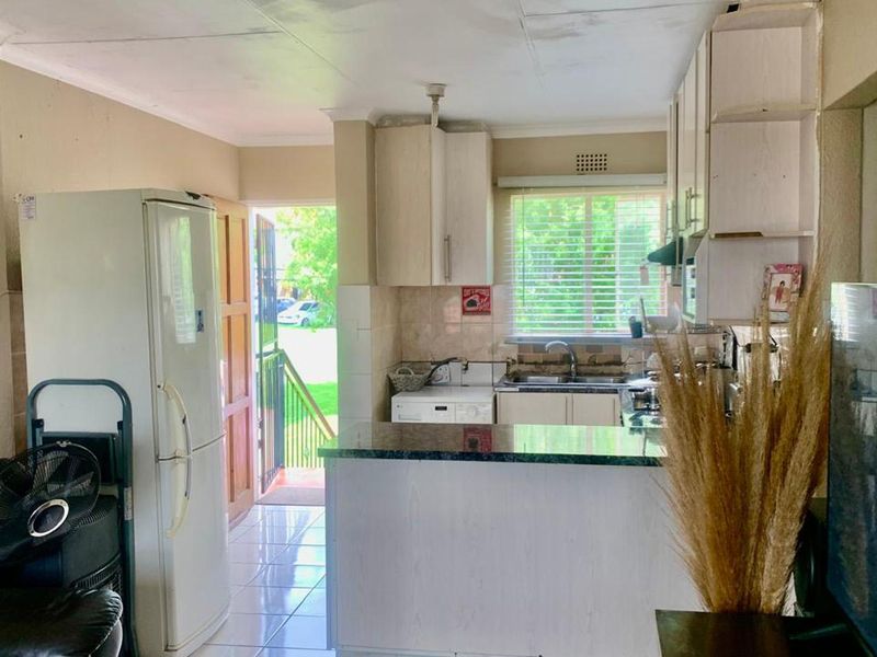 Modern 3 Bedroom Upstairs Townhouse in Ormonde - Photo 4