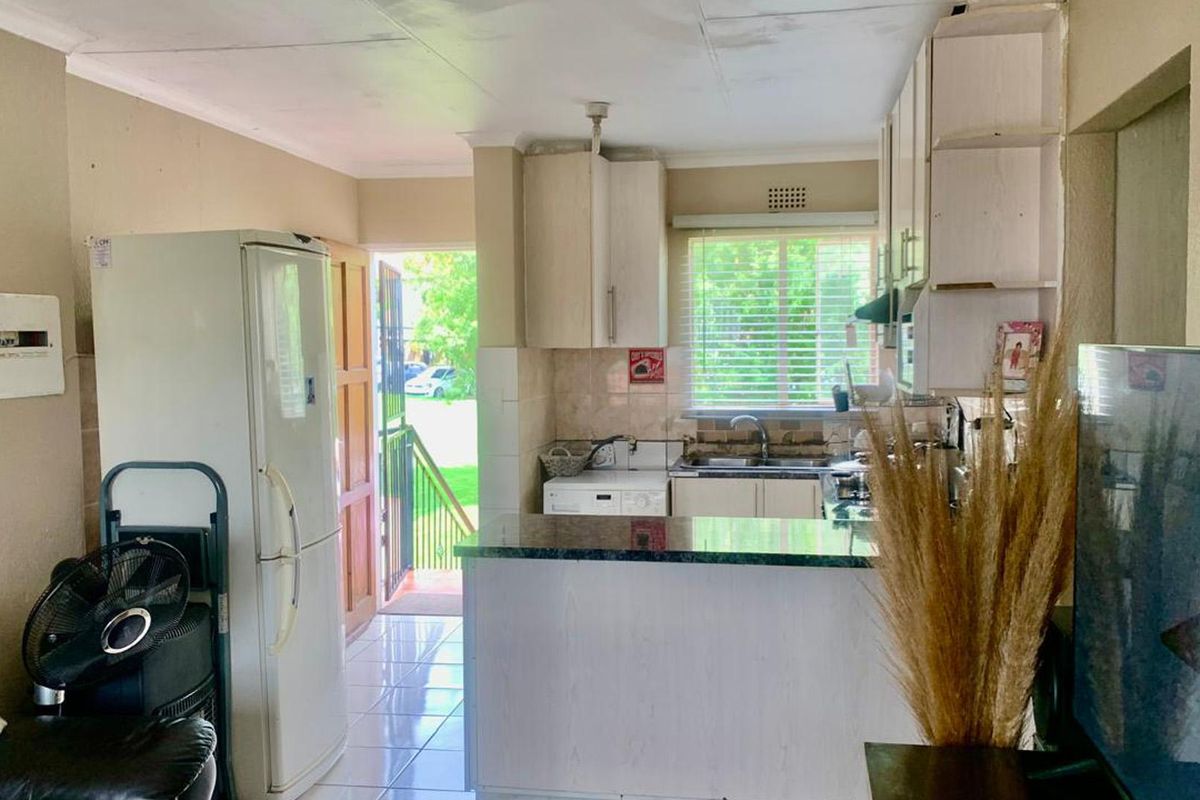 Modern 3 Bedroom Upstairs Townhouse in Ormonde - Photo 4