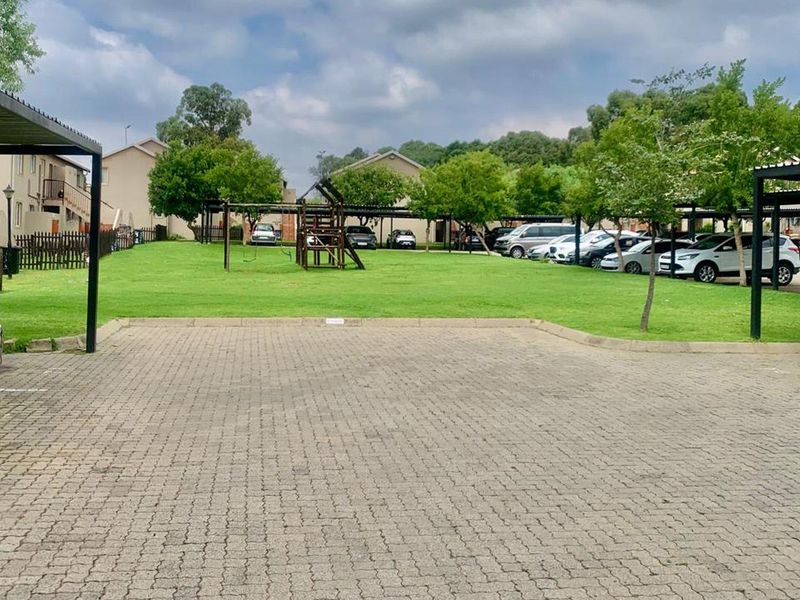 Modern 3 Bedroom Upstairs Townhouse in Ormonde - Photo 2