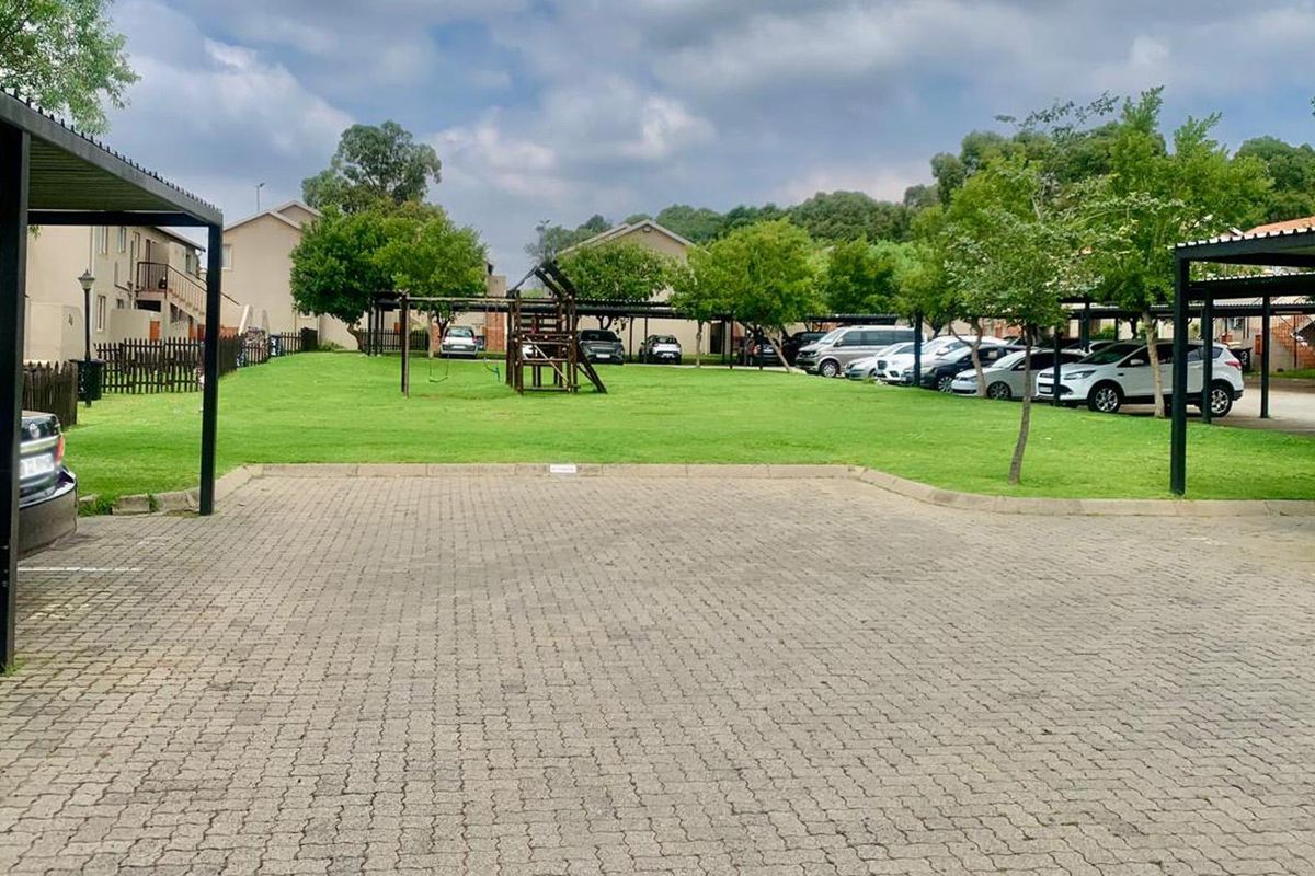 Modern 3 Bedroom Upstairs Townhouse in Ormonde - Photo 2