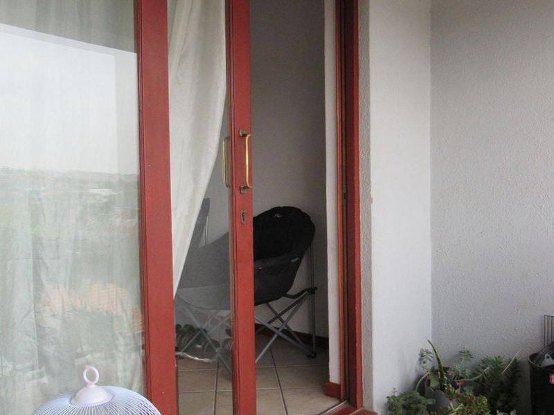 Top Floor 2 Bedroom Townhouse with Balcony Views, Pool and Covered Parking - Photo 7