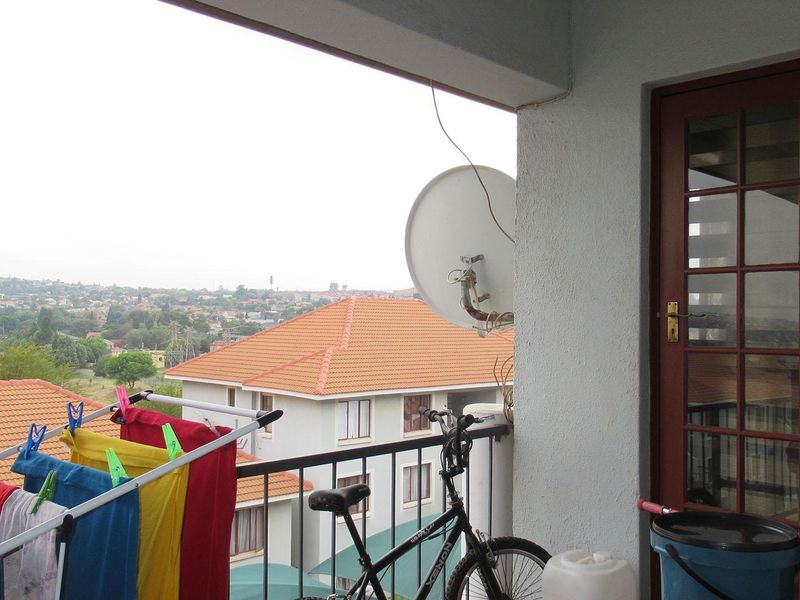 Top Floor 2 Bedroom Townhouse with Balcony Views, Pool and Covered Parking - Photo 6