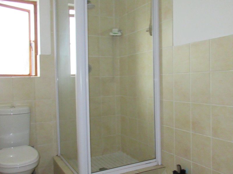 Top Floor 2 Bedroom Townhouse with Balcony Views, Pool and Covered Parking - Photo 10