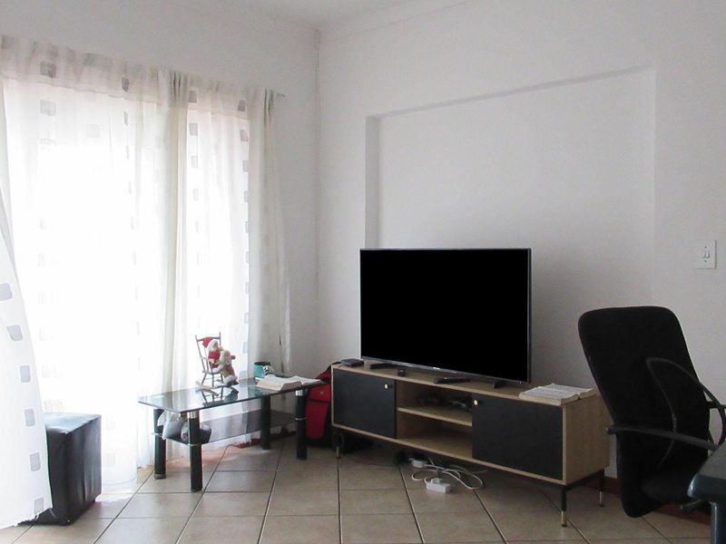 Top Floor 2 Bedroom Townhouse with Balcony Views, Pool and Covered Parking - Photo 4