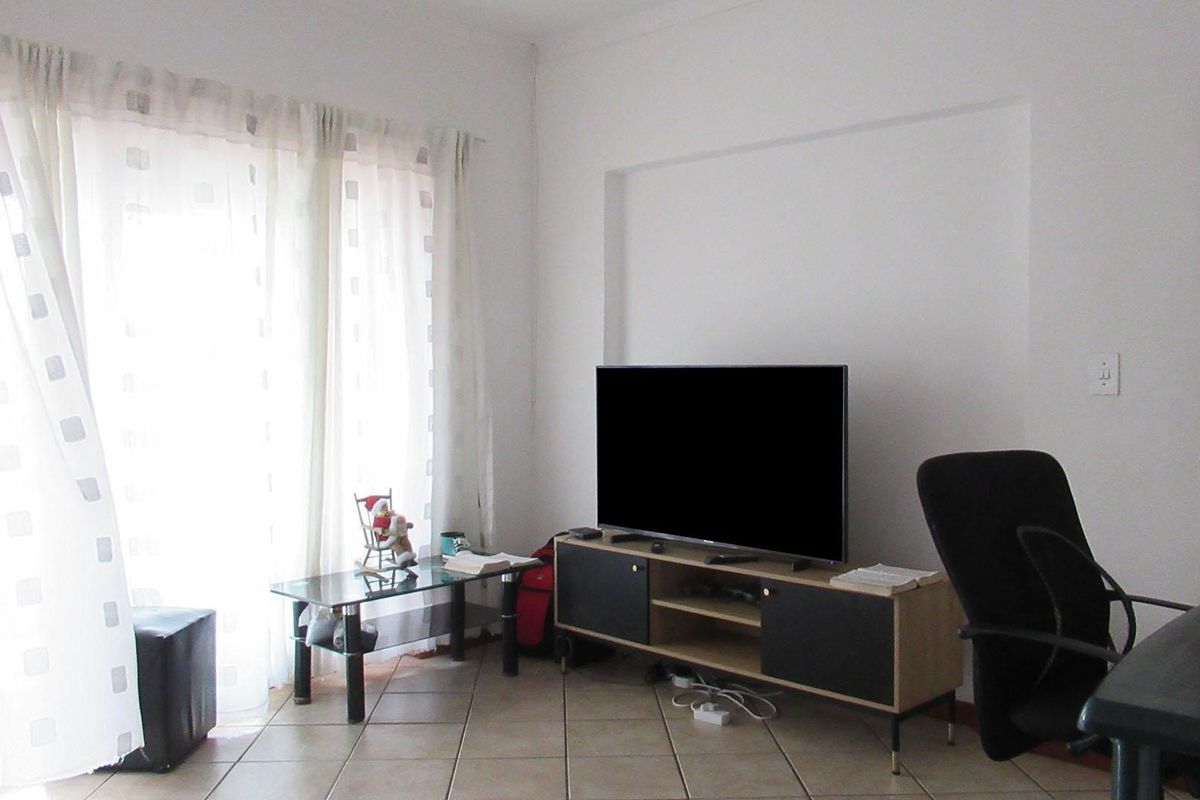 Top Floor 2 Bedroom Townhouse with Balcony Views, Pool and Covered Parking - Photo 4