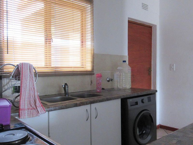 Top Floor 2 Bedroom Townhouse with Balcony Views, Pool and Covered Parking - Photo 3