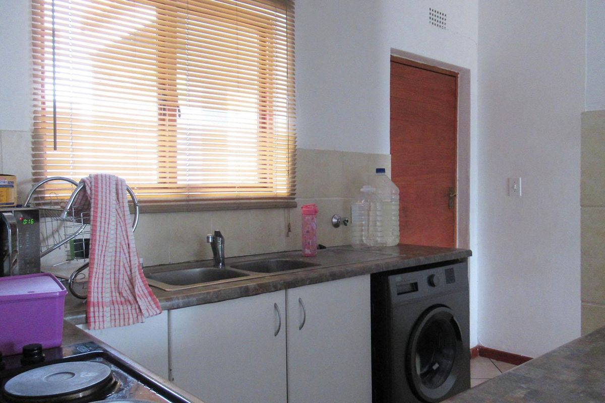 Top Floor 2 Bedroom Townhouse with Balcony Views, Pool and Covered Parking - Photo 3