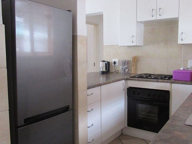 Top Floor 2 Bedroom Townhouse with Balcony Views, Pool and Covered Parking - Photo 2