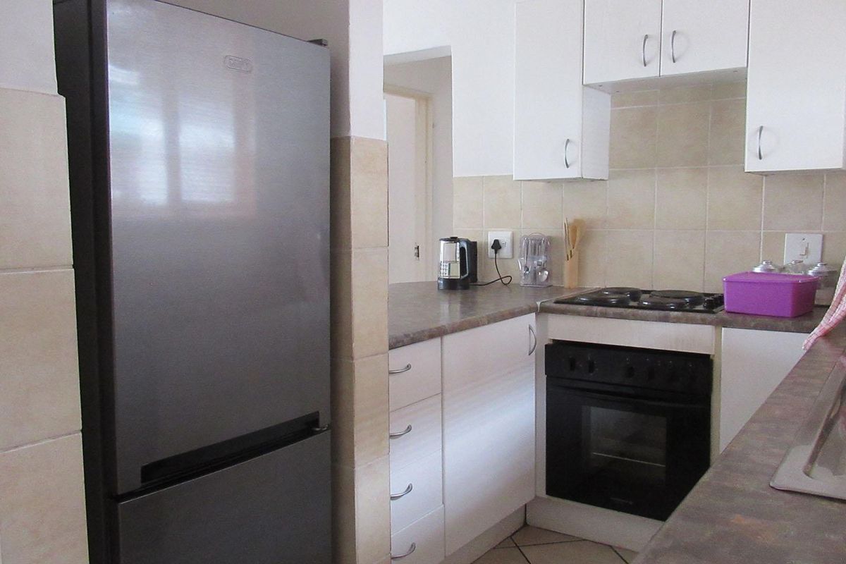 Top Floor 2 Bedroom Townhouse with Balcony Views, Pool and Covered Parking - Photo 2