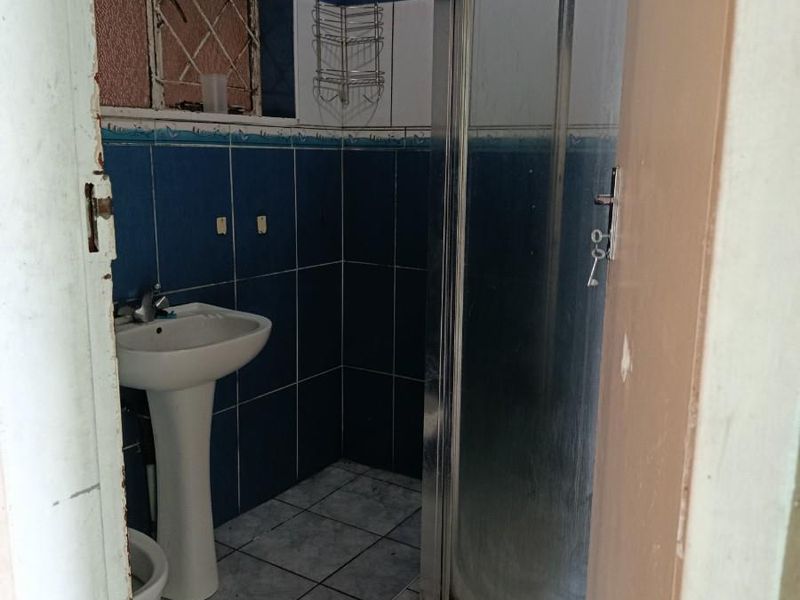 2 bedroom unit with fireplace and balcony in Crown Gardens - Photo 8